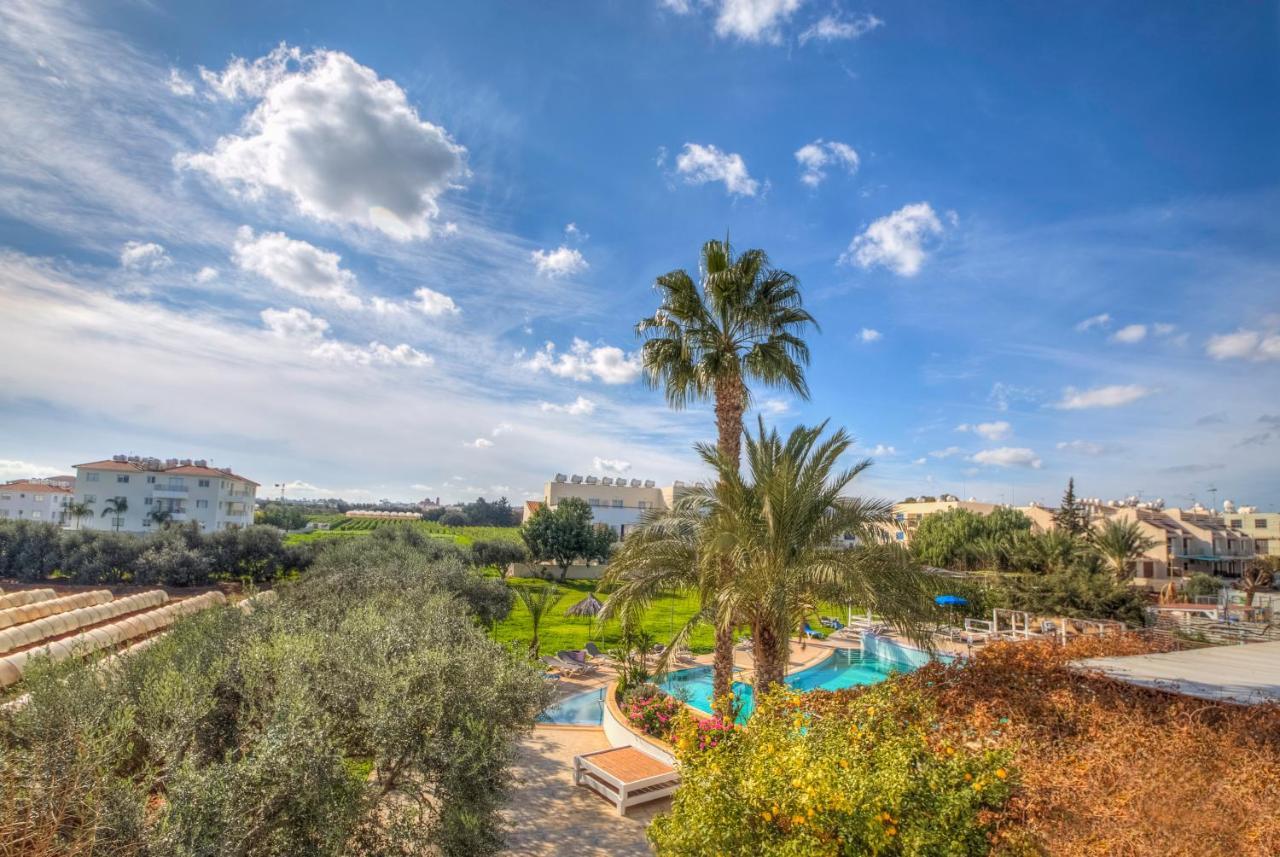 Captain Karas Holidays מלון דירות 3*