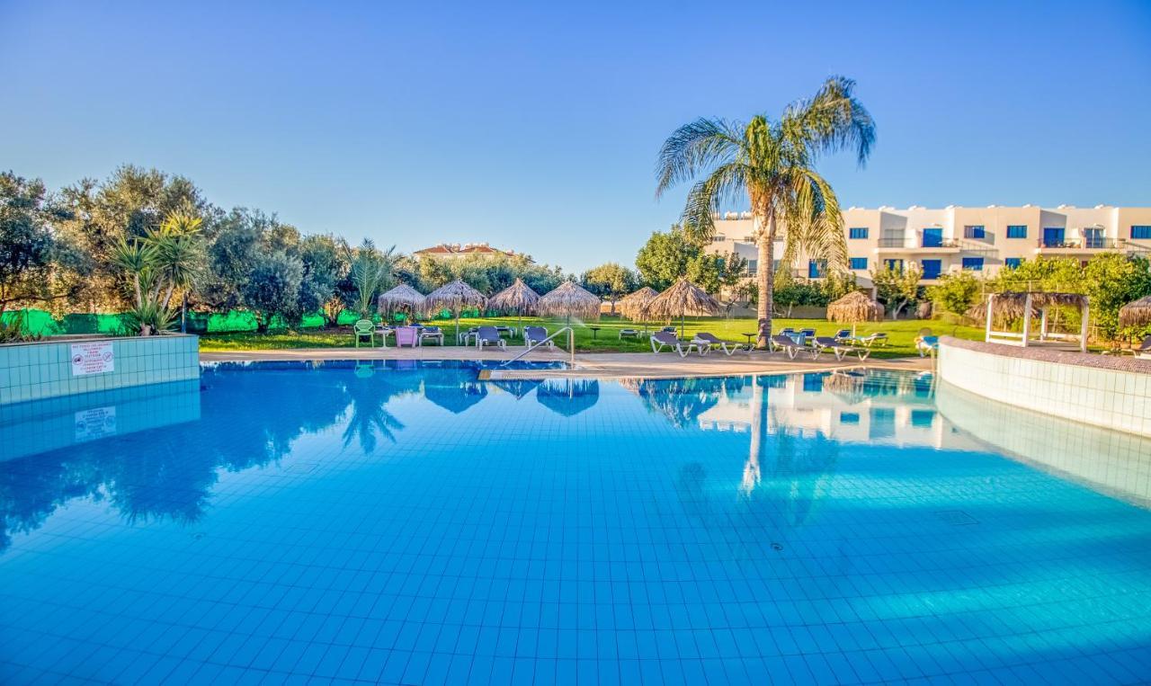 מלון דירות Captain Karas Holidays 3*